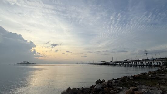 Die Penang Bridge bei Sonnenaufgang