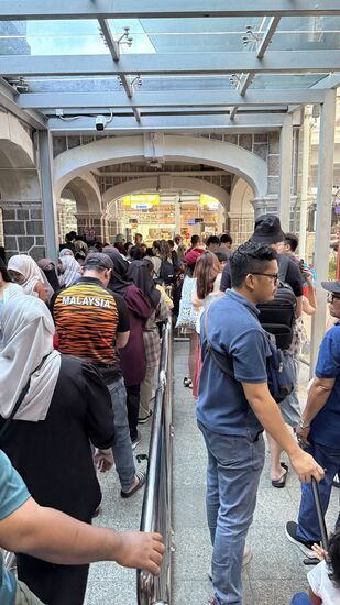 Hier ist schon viel los—es ist Sonntag!
Fix orientieren wir uns wo es Karten für die Seilbahn gibt