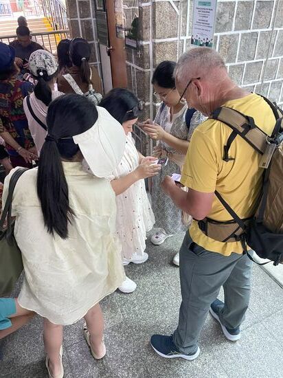 Thomas hat Spaß mit einer Gruppe Chinesen 