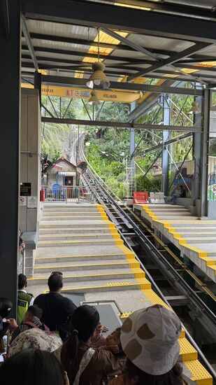 Schubweise geht es zum Einstieg in die Seilbahn—wir möchten einen Platz ganz vorn ergattern…