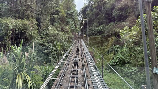 Langsam zieht sich die Bahn hinauf