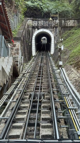Es gibt auch einen Tunnel 