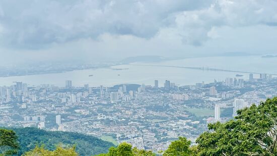 Oben gibt es natürlich viel Gastronomie und auch einen Skywalk…
