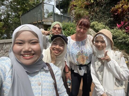 Eine Gruppe junger Lehramt-Studentinnen aus Thailand möchte uns gern interviewen und dann natürlich auch Fotos machen —