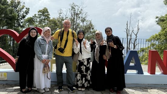 Thomas gerät auch in die Fänge einer Mädel-Gruppe 