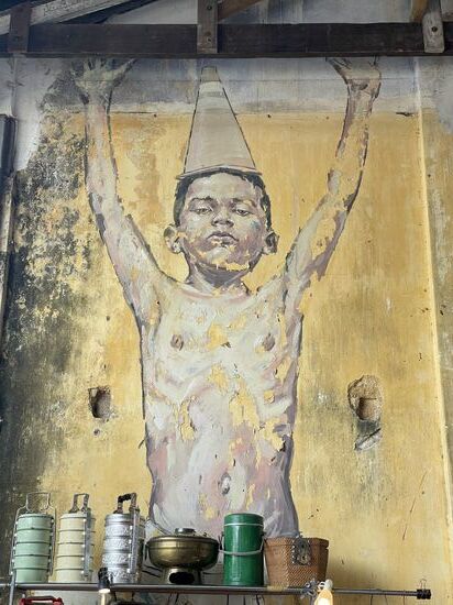 Dieses —vom „Hanging Boy“ findet man in einem Busbahnhof-hier ist zur Zeit eine Art Flohmarkt und sehr viel los