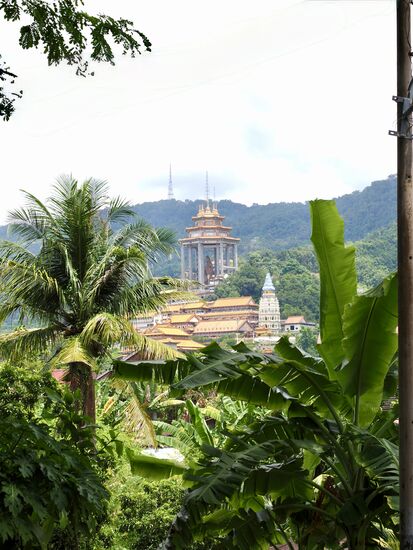 Der Name bedeutet übersetzt: „Tempel des höchsten Glücks“ und gibt als größter buddhistischer Tempel Malaysias