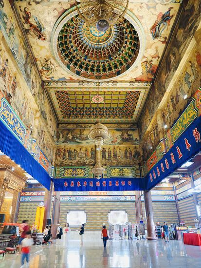 Wir besuchen einige der pompösen Gebetsräume, die alle herrlich kühl sind