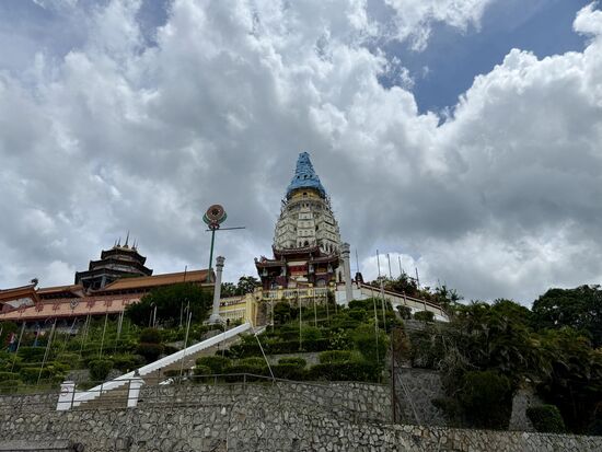 Das besondere Merkmal dieses Tempels ist die 7-stöckige Pagode der 10.000 Buddhas.