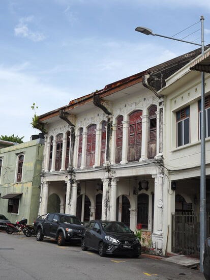 Der Grabfahrer setzt uns leider nicht an der richtigen Stelle ab, sodass wir noch etwas durch die Altstdt laufen müssen