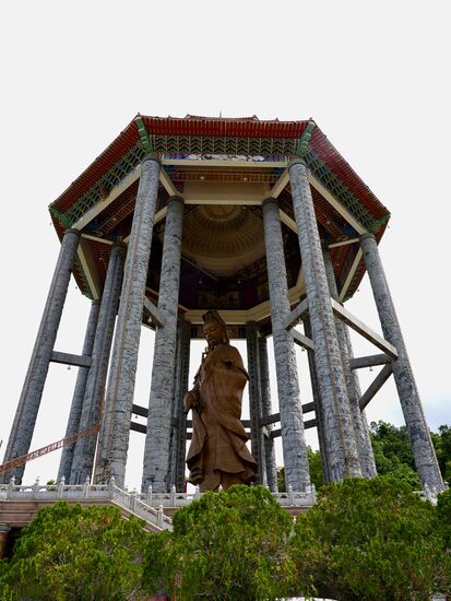 Außer den 10.000 Buddha-Statuen befindet sich hier die 36,57m hohe Bronzestatue von Guanyin, die unter dem achteckigen Pavillon steht und so vor dem Wetter geschützt ist
