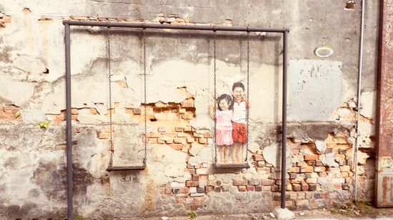 „Brother and Sister on a swing“  von Ernest Zacharevic