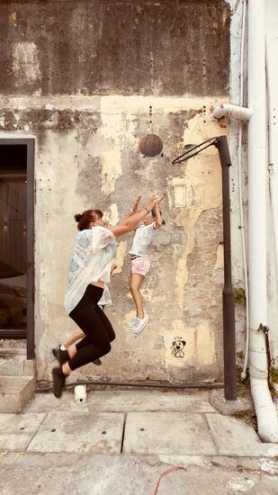 Unser Rikscha-Fahrer animiert mich immer zu diesen tollen Aktivitäten—sieht aus als ob ich gerade mit dem Mädel abklatsche—oder?