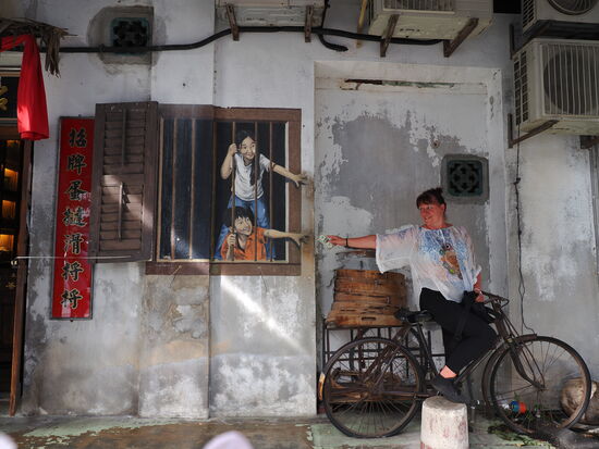 Das Fahrrad ist echt und sehr rostig… Die Idee mit dem Geldschein kam auch von unserem Fahrer 