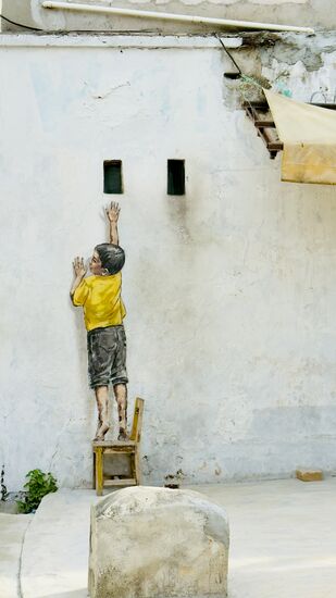 Das heißt: „Boy on chair“ vom litauischen Künstler Ernest Zacharevic von 2012 —der Stuhl ist teilweise elementar