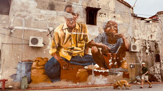 Das erste Bild :  „Fish lane mural“  in der „Lerong Iman“ übersetzt: Fischgasse von 2019 -es soll das frühere Leben in dieser Gasse widerspiegeln
Erstaunlich, wie toll sich der reale Fußgänger mit Hund in das Bild einfügt!