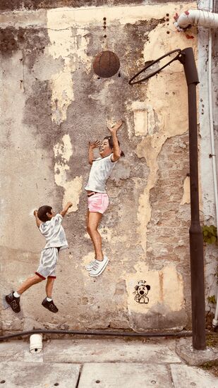 Dieses Bild heißt „children on bicycle“ obwohl es Basketball spielende Kinder zeigt
Auch wieder von Ernest Zacharevic geschaffen