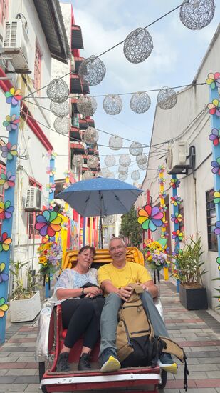 Unser armer Fahrer hatte es nicht leicht mit uns, aber die Strecke war recht kurz und eben—doch schnell verdientes Geld 
Und führt uns auf jeden Fall lohnend, denn ohne ihn hätten wir die Bilder lange gesucht!