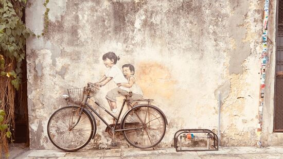 Auch dieses Gemälde „Children on a bicycle“ hat Ernest Zacharevic für des Georgetown-Festival im Jahr 2012 geschaffen