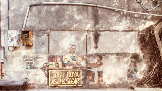 Dieses Bild zeigt eine Szene in der Sojamilch verkauft wird: „Susu Soda asli&amp;segar“ bedeutet: Echte&amp;frische Sojamilch
Auch von Ernest Zacharevic
