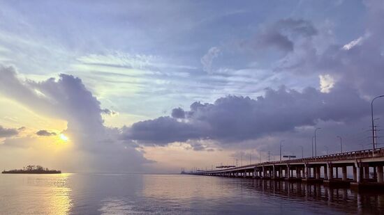 Die 13,5km lange Schrägseilbrücke verbindet die Stadt Gelugor auf Penang und Seberang Perai auf dem malaysischen Festland