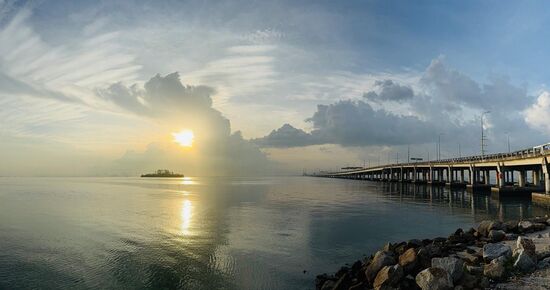 Die Brücke wurde am 14.09.1985 für den öffentlichen Verkehr freigegeben und war die erste Straßenverbindung zwischen der Insel Penang und der Halbinsel