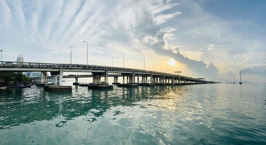 Die Brücke ist Mautpflichtig, aber nur in Richtung der Insel