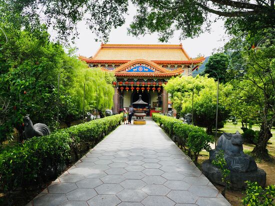 Hier sieht man die chinesischen Sternzeichen, die rechts und links den Eingang zu einer Gebetshalle säumen