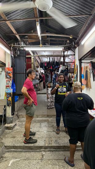 Auf dem Weg hinauf zum Tempel gehen wir durch einen ca 1km langen Tunnel mit viiielen Verkaufsständen