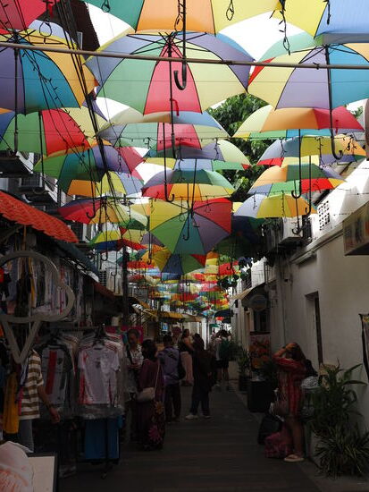 Die „Umbrella Allee“ - hier gibt es auch den bekannten Eisladen: „Happy Dost“ der handgemachtes Eis aus frischen Zutaten von ihrer eigenen Farm in „Permatang Pauh“