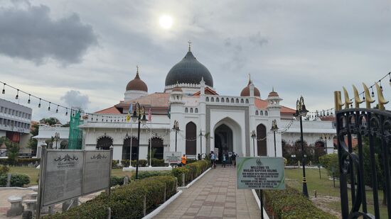 Die „Kapitän Kelong Moschee“ die wurde 1801 von indischen Muslimen unter der Fühjrung von Kapitän Kelting gebaut und ist eine der ältesten Moscheen in Penang.
Die einzigartige Architektur vereint indische, maurische und chinesische Elemente