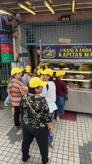 Lustig: diese Meute erinnert mich an ein Entenrudel—wegen der Mützen, dem Geschnattere und dann stehen sie auch noch für gebratene Ente an 