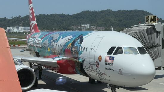 Die kleine Maschine ist gut besetzt und der Flughafen erstaunlich groß