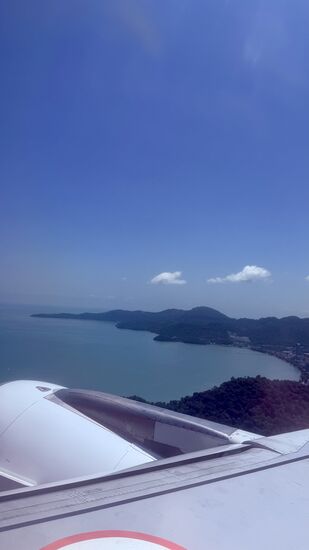 Alternativ hätte man auch mit der Fähre nach Langkawi fahren können-dauert gute 2 Stunden und kostet ca 15 Euro p.P.
Für den Flug mit Air Asia haben wir 26 Euro p.P.  Bezahlt inklusive 7kg Handgepäck und 20kg Aufgabegepäck