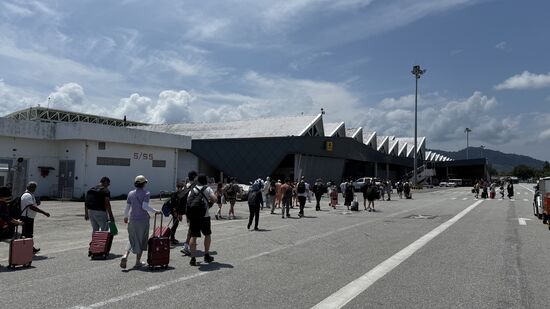 Hier steigt man aus der Maschine und läuft direkt in die Ankunftshalle