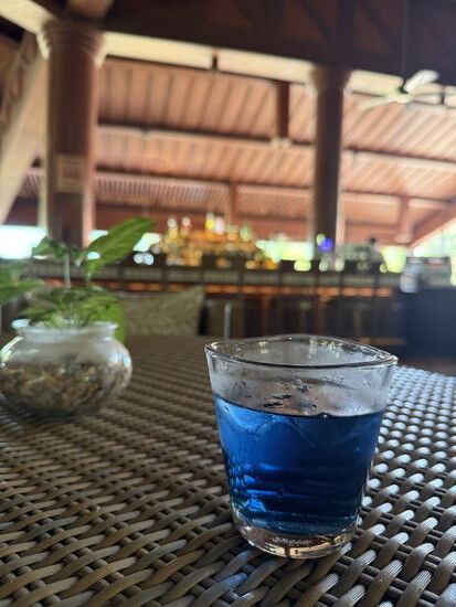 Hier hat uns Thomas im „Berjaya Resort“ eingebucht. Als Welcome-Drink gibts diese blaue Erfrischung 