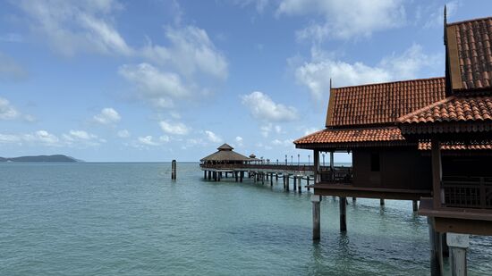 Es befindet sich in unserer unmittelbaren Nachbarschaft und wir haben für morgen Abend dort einen Tisch reserviert