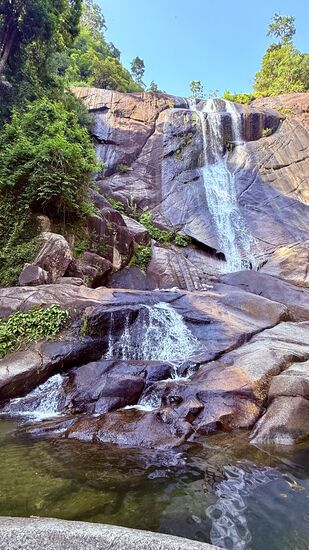Ein kleiner Ausflug von 2 Stunden insgesamt, über Treppen, Wurzeln und Felsen.
Eintritt kostet 10 MYR p.P. -lohnenswert.
Mann kann auch noch höher gehen, aber wir haben hier nur die Hauptkaskade besucht.