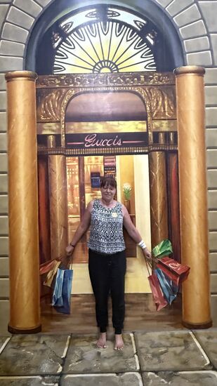 Thomas hat mir seine Kreditkarte zum shoppen gegeben 