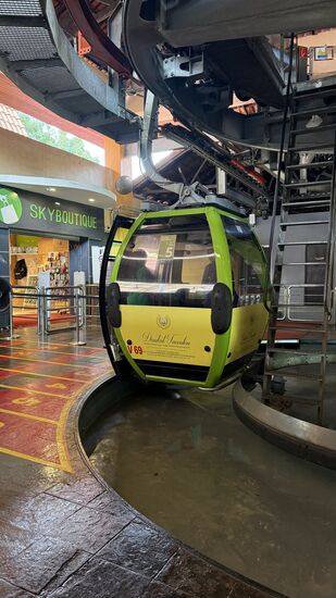 Nach dem Frühstück gehts heute zum „Oriental Village“ - das nur ca 500m von unserem Resort entfernt ist. Schon gegen 9 Uhr sind wir dort—holen die Karten und sind um 09.30 Uhr die ersten am Start