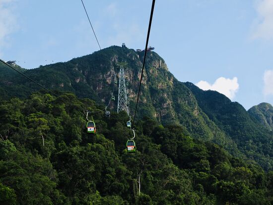Dies soll die Hauptattraktion der Insel sein und bietet eine Luftverbindung vom Oriental Village zum Gipfel des „Gunung Machinchang“