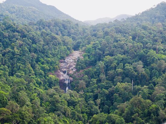 Die Fahrt in der Gondel, die etwa 15 Minuten dauert, erinnert mich an den Helicopterflug auf Hawaii—hier sehen wir den Wasserfall, den wir gestern besucht haben
