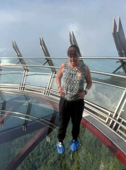 Es gibt weiche Schoner, die wir über die Schuhe ziehen müssen, damit wir den Glasboden nicht beschädigen