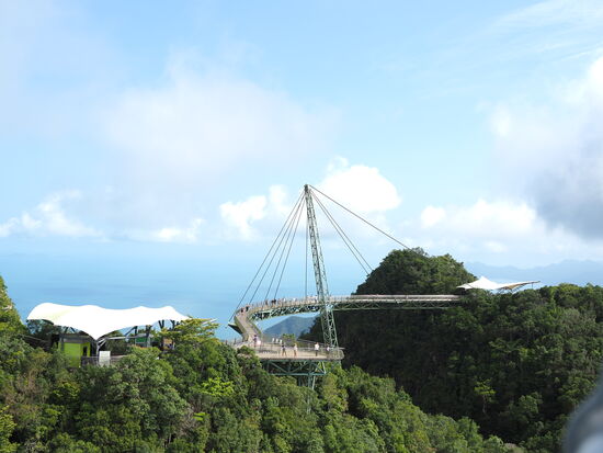 Die LAngkawi Sky Bridge wurde 2005 fertiggestellt und hat eine Länge von 125m
Sie ist eine Fußgänger-Schrägseilbrücke auf knapp 700m Höhe