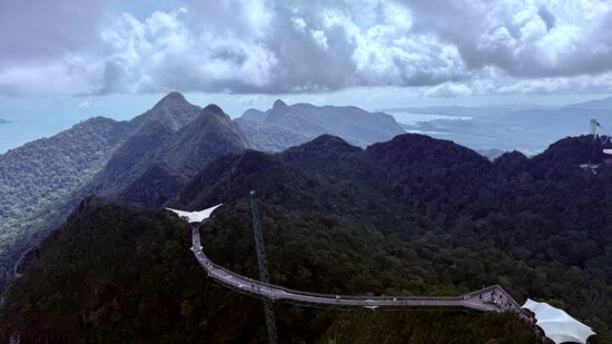 Noch einmal von ganz oben der Blick auf die Brücke—denn es geht noch weiter hinauf