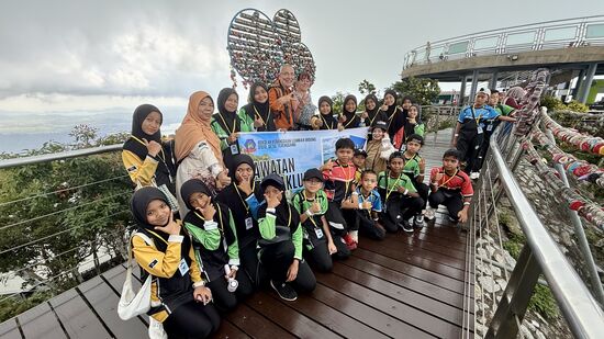 Diesmal eine ganze Schulklasse mit 2 Lehrern, die uns mit auf ihr Foto nehmen