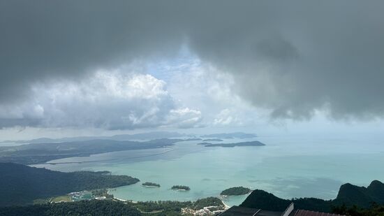 Gegen Mittag ziehen dunkle Wolken auf…