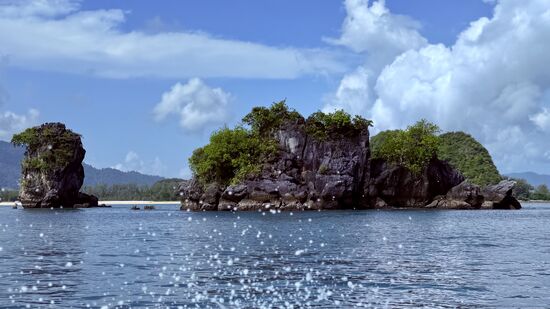 Dann steuern wir das „Floating Restaurant“an in welchem wir mittags auch einkehren-jetzt aber nur noch mal auf die Toilette
Wieder vergeht Zeit, bis die ganze Bande sich entleert hat 