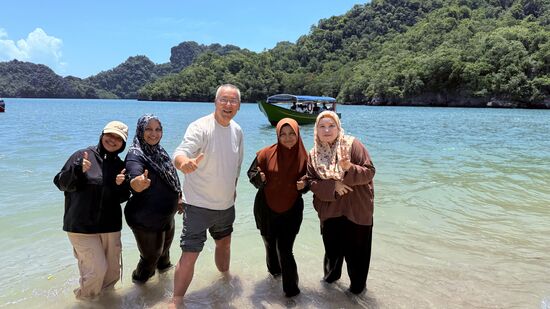 Thomas wieder umzingelt von asiatischen Elfen 