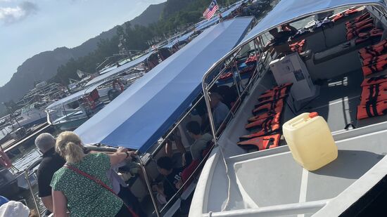 Unser Guide ist für 5 Boote zuständig, d.h. ca. 100 Leute. Er hat alles gut im Griff-zack werden alle auf die Boote verteilt und nach einem kurzen Briefing gehts los